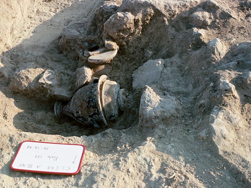 Excavación de una tumba de Cabezo Lucero durante la campaña de 1988